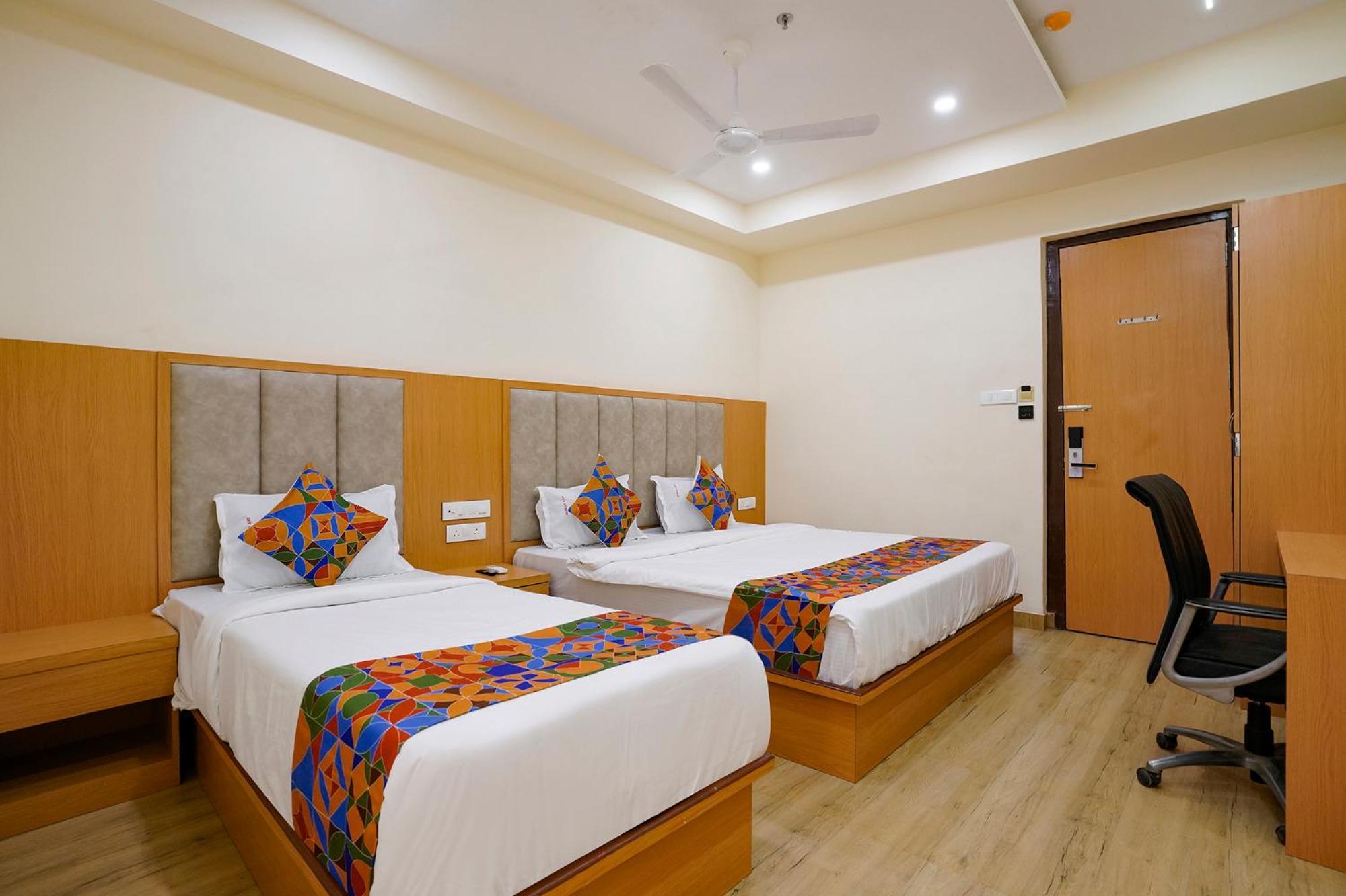 Fabhotel 7 Square - Nr Bkc ムンバイ エクステリア 写真