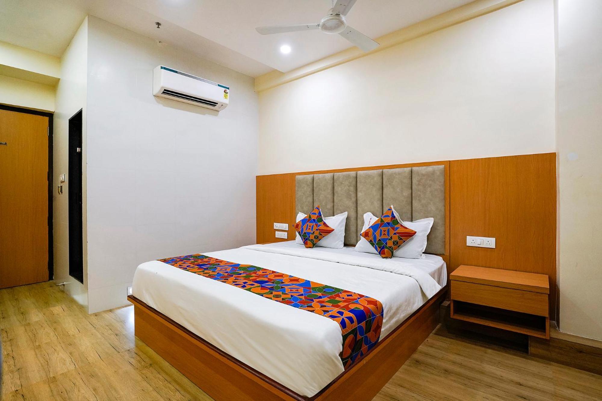 Fabhotel 7 Square - Nr Bkc ムンバイ エクステリア 写真